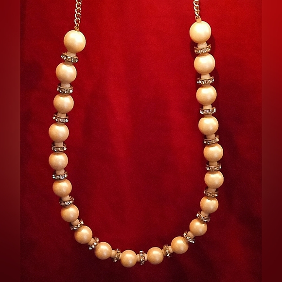 Beautiful Pearl and Crystal Necklace - Picture 3 of 4